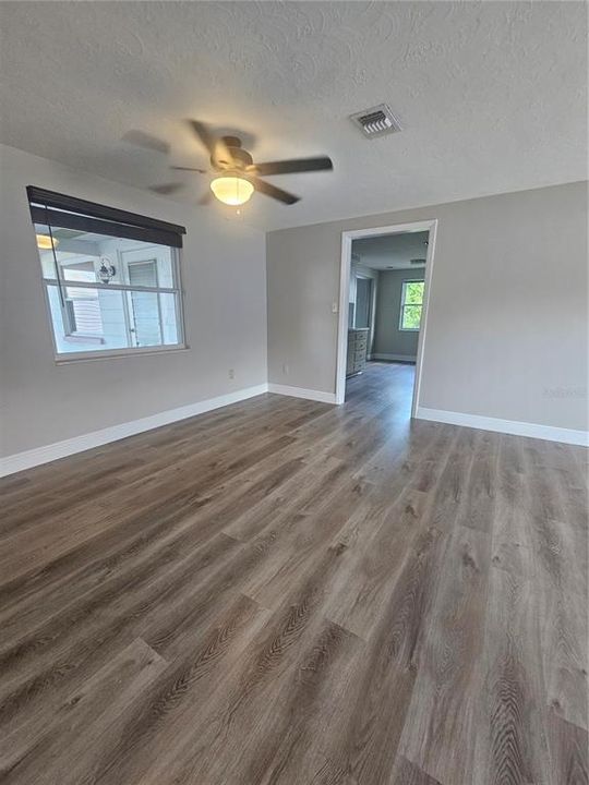 For Sale: $214,900 (2 beds, 1 baths, 1228 Square Feet)