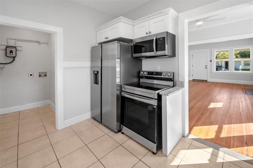 For Sale: $268,200 (2 beds, 1 baths, 831 Square Feet)