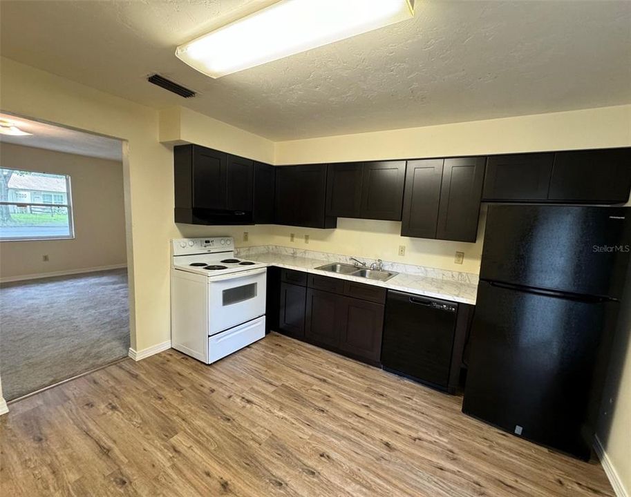 For Rent: $1,300 (2 beds, 1 baths, 840 Square Feet)