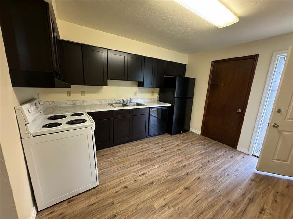 For Rent: $1,300 (2 beds, 1 baths, 840 Square Feet)