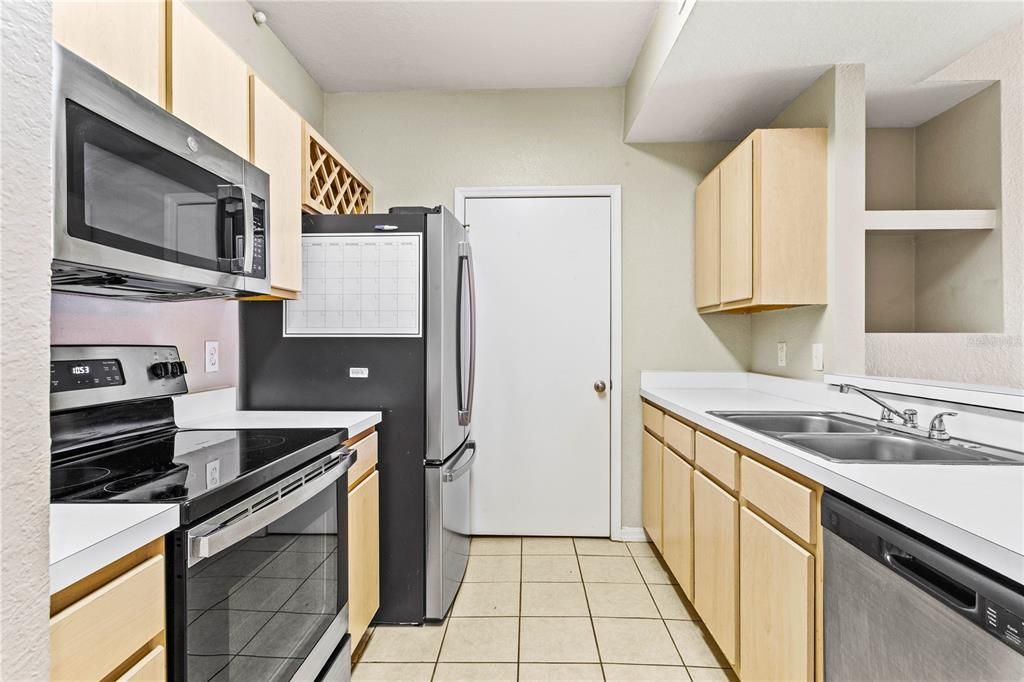 For Sale: $119,900 (1 beds, 1 baths, 702 Square Feet)