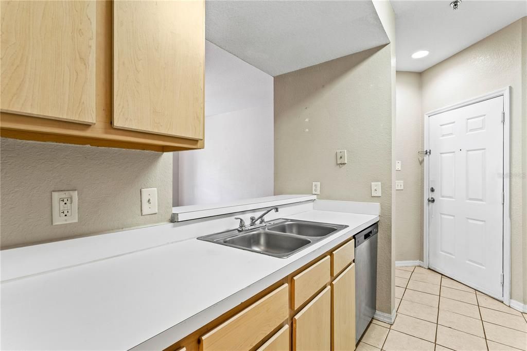 For Sale: $119,900 (1 beds, 1 baths, 702 Square Feet)