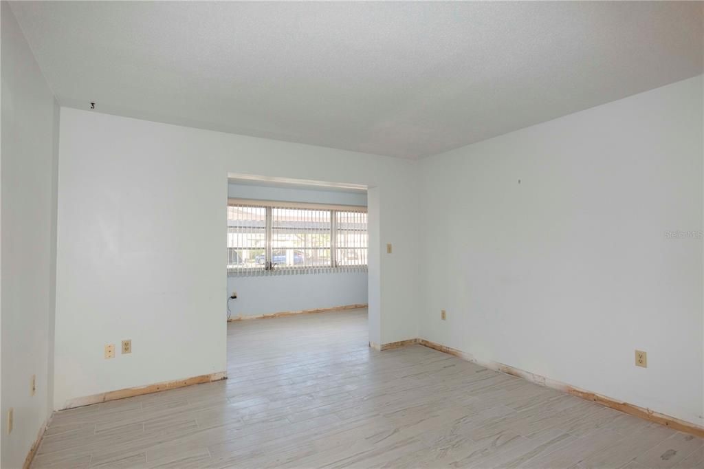 For Sale: $69,000 (1 beds, 1 baths, 728 Square Feet)