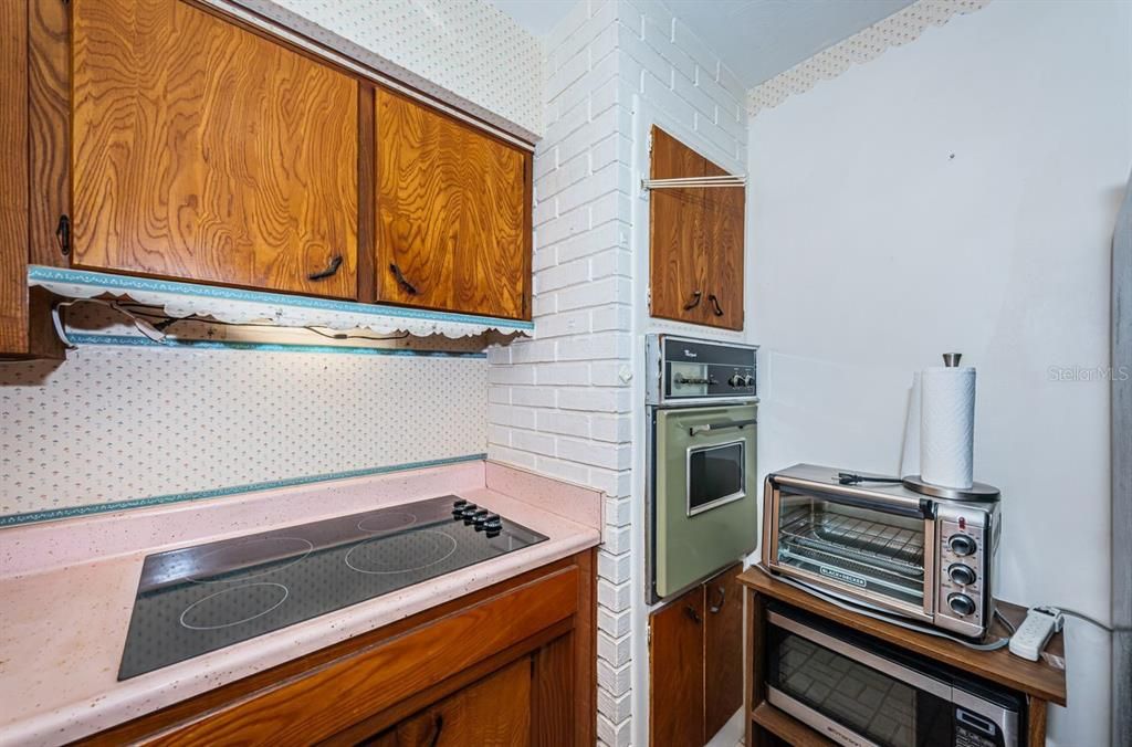 For Sale: $329,000 (2 beds, 1 baths, 1015 Square Feet)