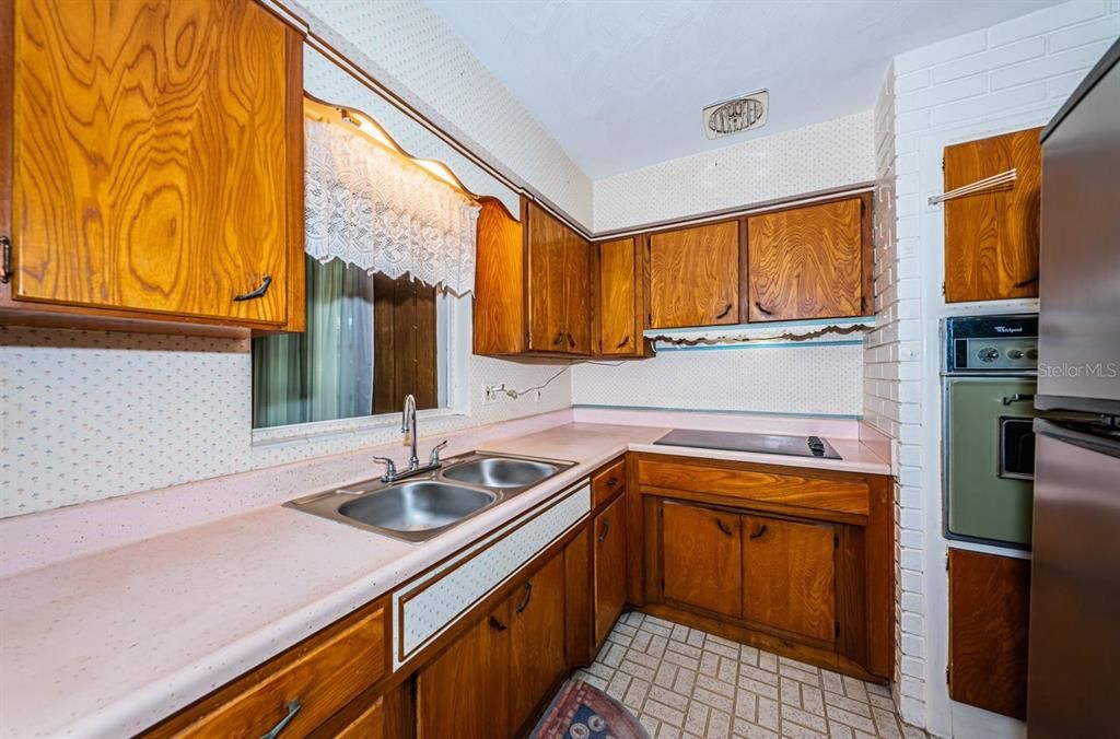 For Sale: $329,000 (2 beds, 1 baths, 1015 Square Feet)