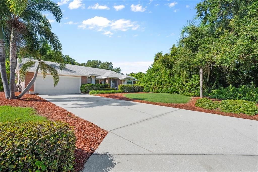 Long Driveway can fit numerous cars