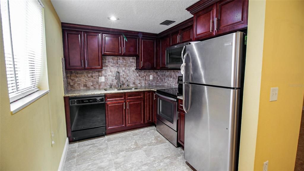 For Sale: $209,800 (2 beds, 2 baths, 953 Square Feet)