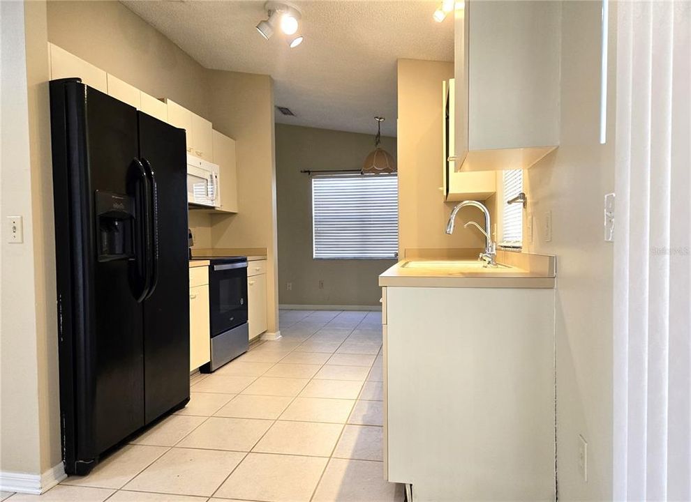 For Rent: $2,500 (2 beds, 2 baths, 1040 Square Feet)