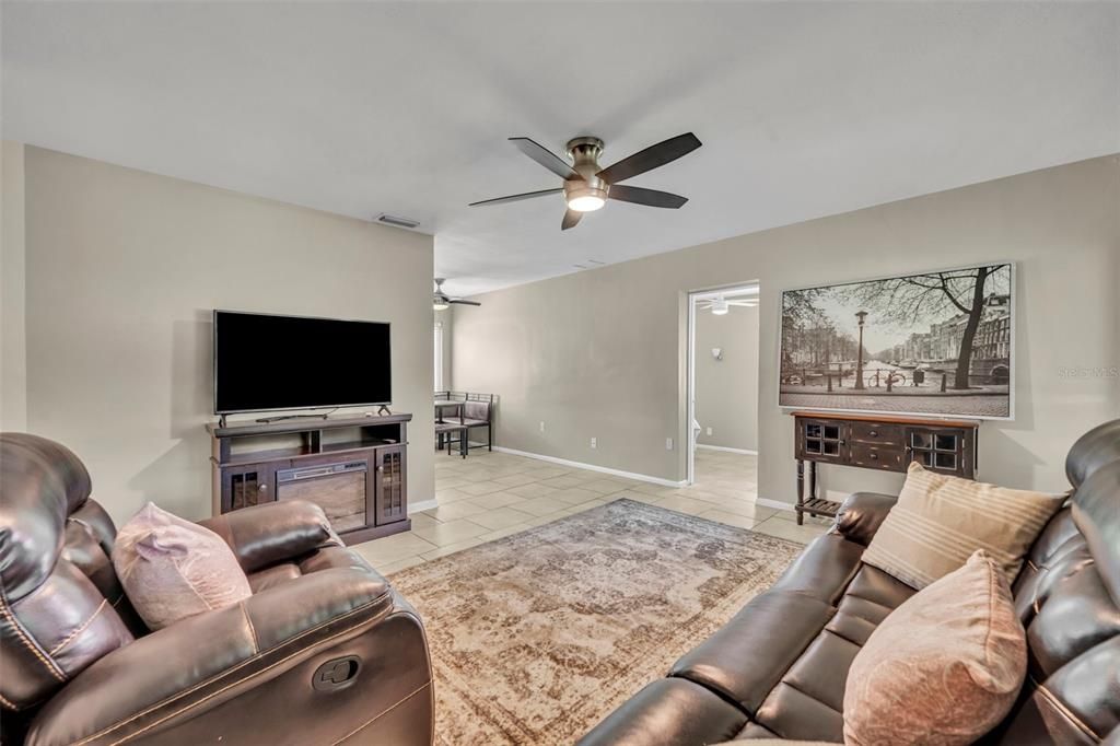 For Sale: $339,000 (4 beds, 2 baths, 1250 Square Feet)