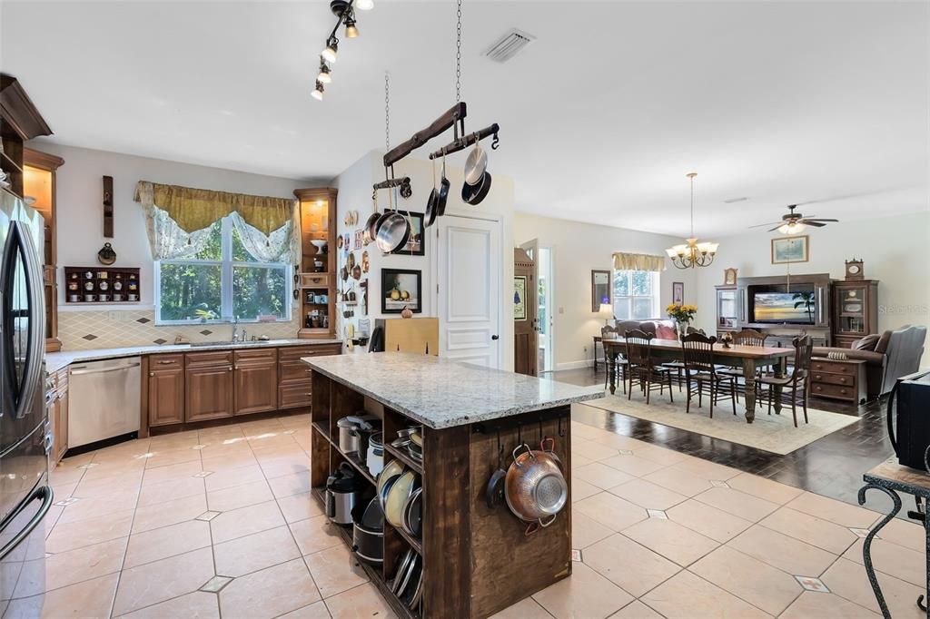 This kitchen is big enough to hose family reunions in!