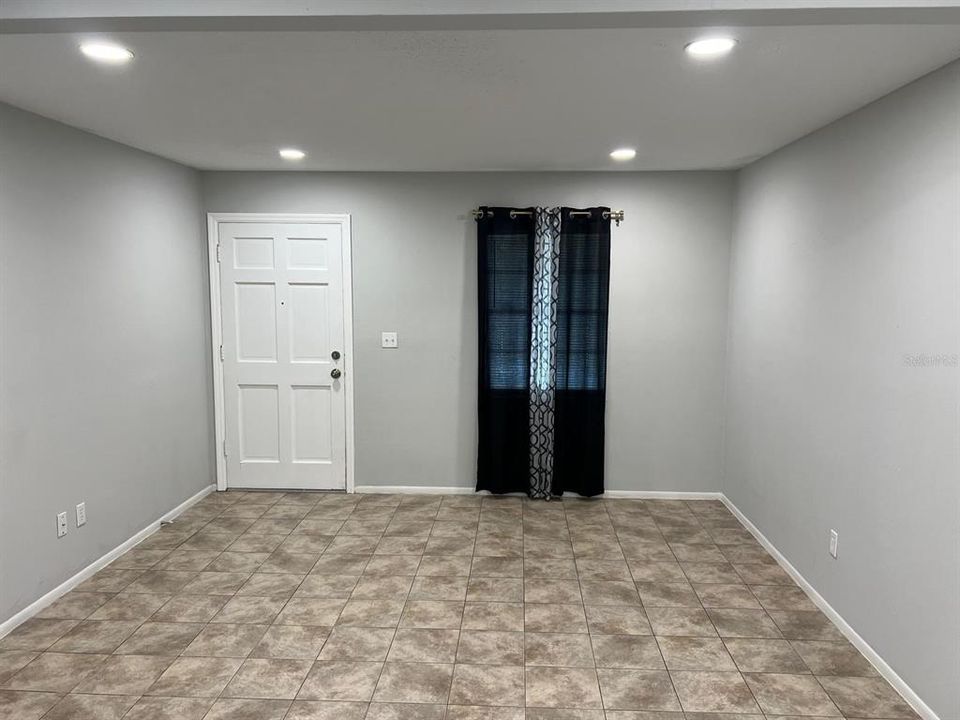 For Rent: $1,300 (2 beds, 1 baths, 702 Square Feet)