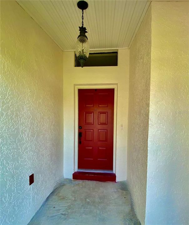 Welcome Inside the Screened Front Entry....Matching Tropical Pineapple Light