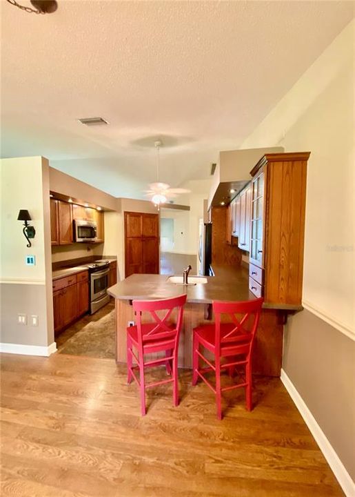 Fully Equipped Kitchen with Stainless Appliances, Breakfast BarUnique Night Light on the Wall