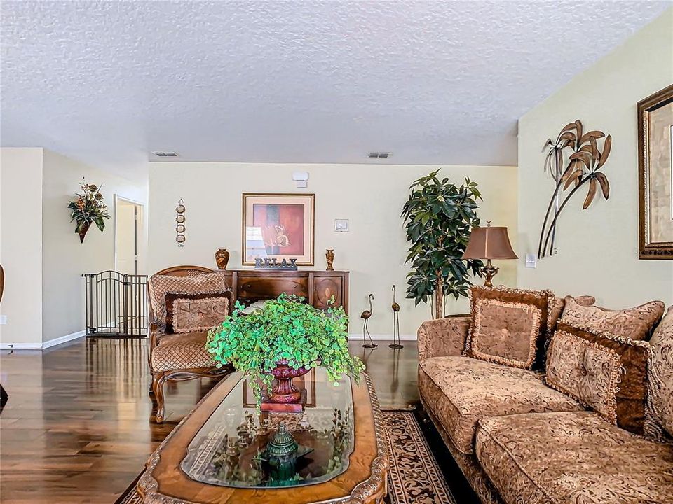 For Sale: $479,900 (4 beds, 2 baths, 1929 Square Feet)