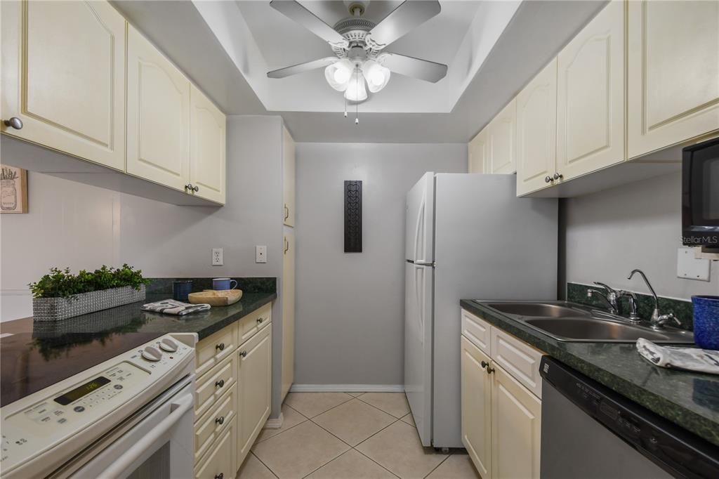 For Sale: $185,000 (2 beds, 1 baths, 952 Square Feet)