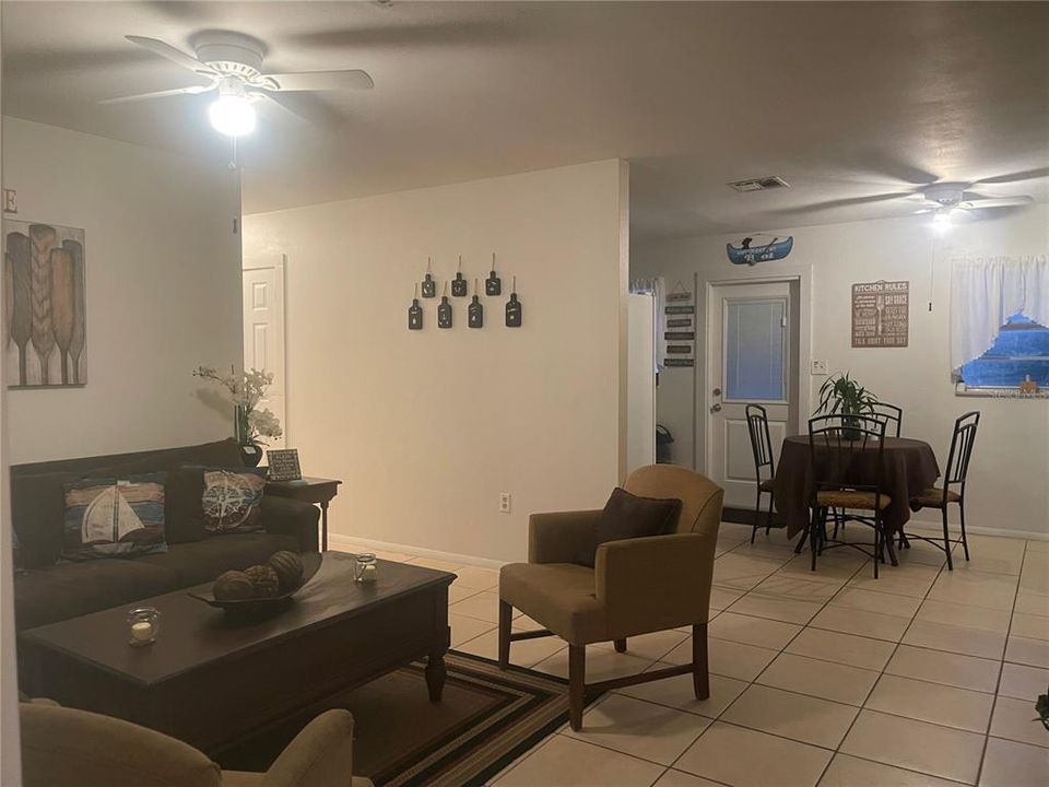 For Sale: $195,000 (2 beds, 1 baths, 851 Square Feet)