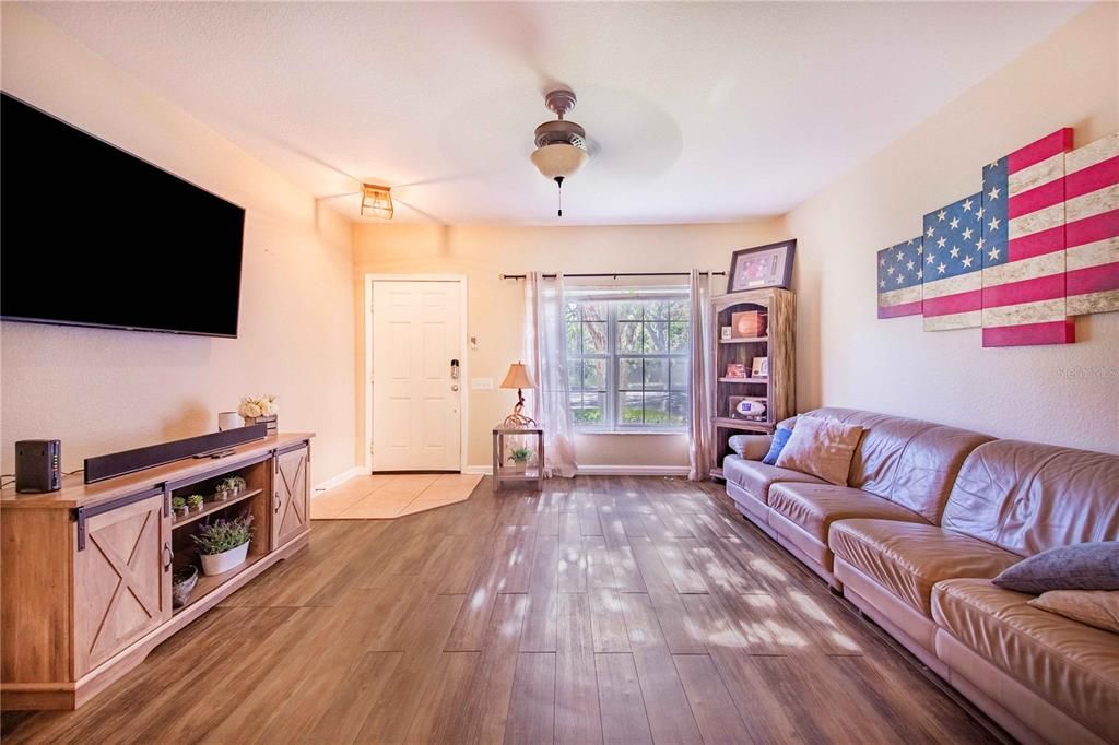 For Sale: $264,995 (2 beds, 2 baths, 1074 Square Feet)