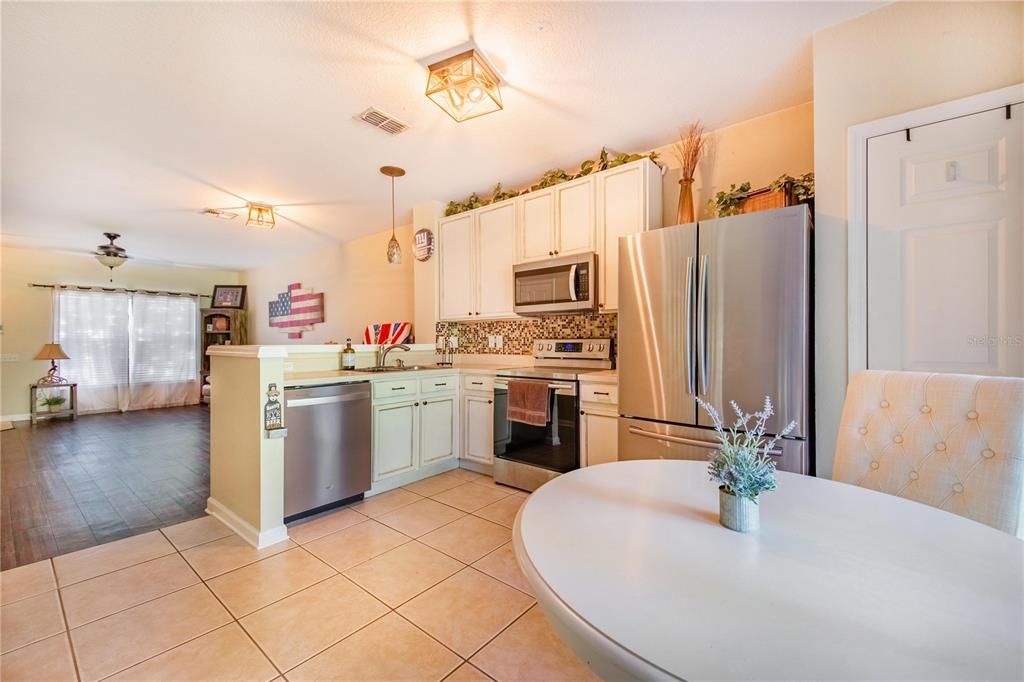 For Sale: $264,995 (2 beds, 2 baths, 1074 Square Feet)