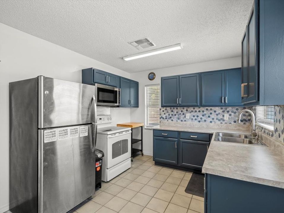 For Sale: $240,000 (2 beds, 2 baths, 1350 Square Feet)