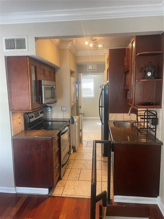 For Sale: $349,000 (2 beds, 1 baths, 674 Square Feet)