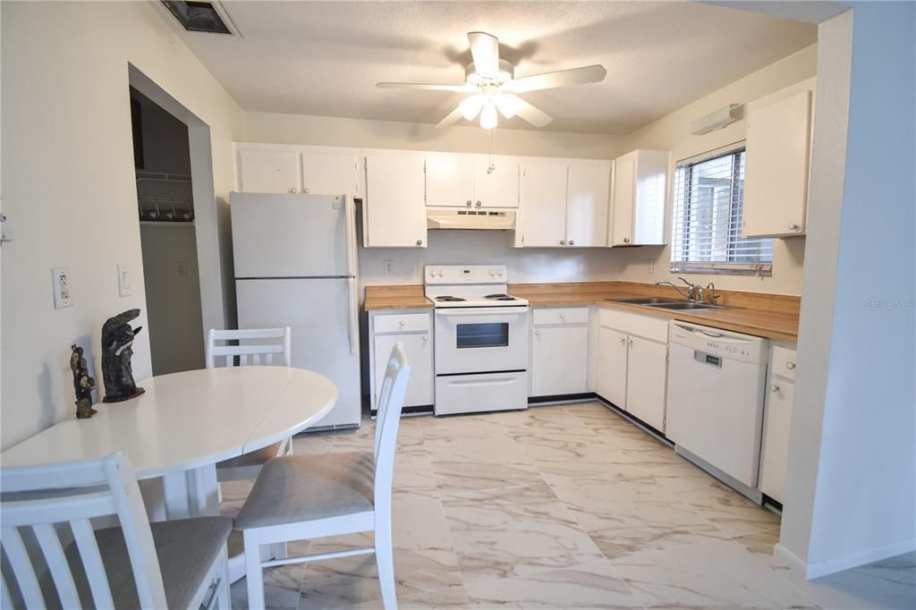 For Sale: $179,900 (2 beds, 1 baths, 752 Square Feet)