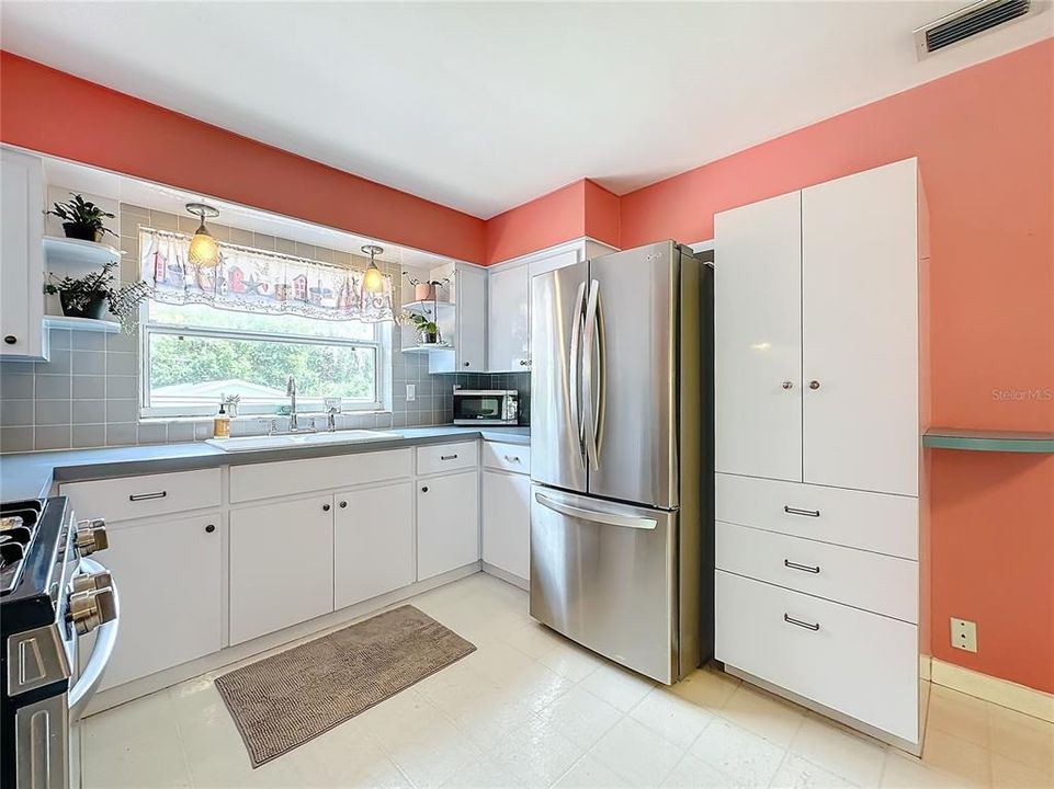 For Sale: $245,900 (2 beds, 1 baths, 1426 Square Feet)