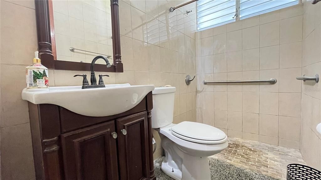 Activo con contrato: $280,000 (6 camas, 2 baños, 1720 Pies cuadrados)