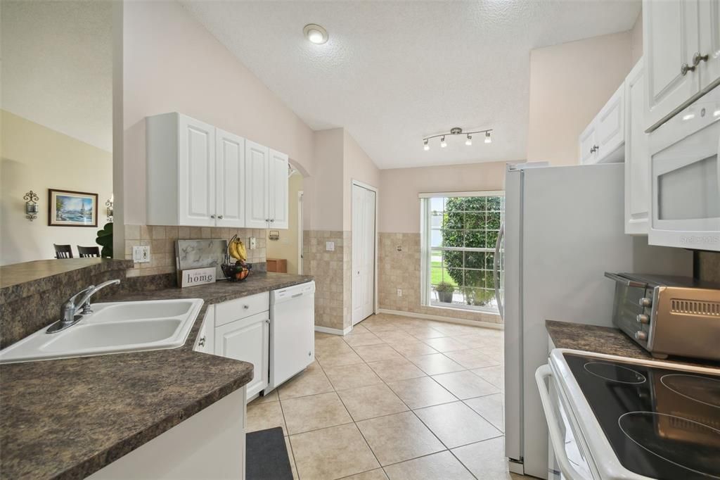 For Sale: $325,000 (3 beds, 2 baths, 1606 Square Feet)