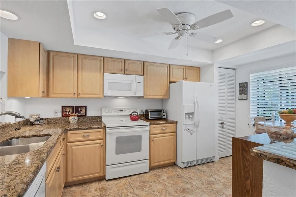 For Sale: $274,900 (2 beds, 2 baths, 1112 Square Feet)