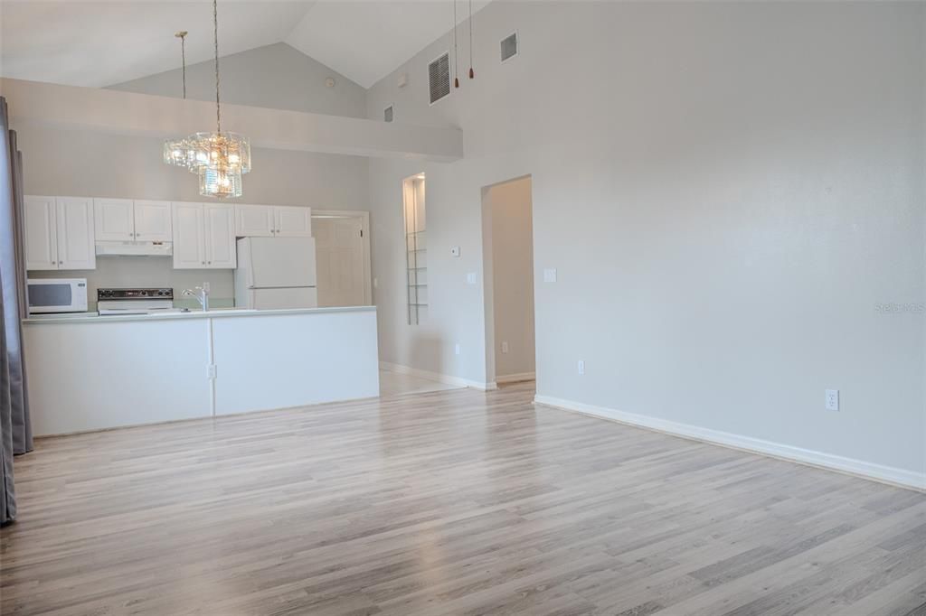 For Rent: $2,300 (2 beds, 2 baths, 1376 Square Feet)