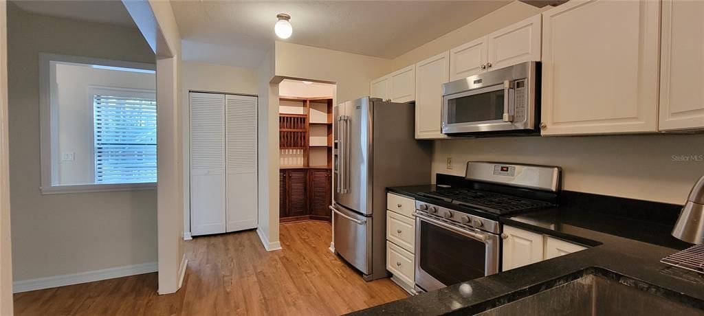 For Rent: $2,100 (3 beds, 2 baths, 1974 Square Feet)