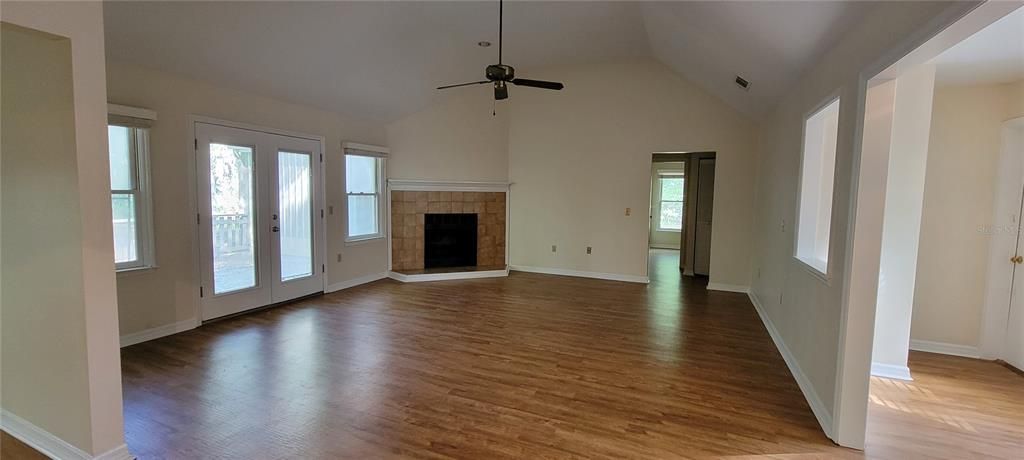 For Rent: $2,100 (3 beds, 2 baths, 1974 Square Feet)