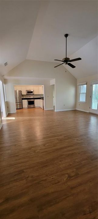 For Rent: $2,100 (3 beds, 2 baths, 1974 Square Feet)