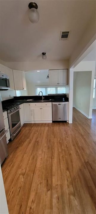 For Rent: $2,100 (3 beds, 2 baths, 1974 Square Feet)