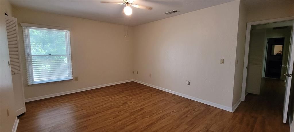 For Rent: $2,100 (3 beds, 2 baths, 1974 Square Feet)