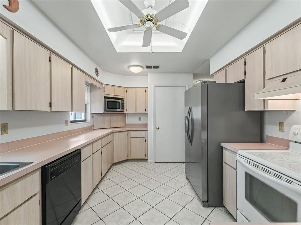 For Sale: $239,900 (2 beds, 2 baths, 1294 Square Feet)