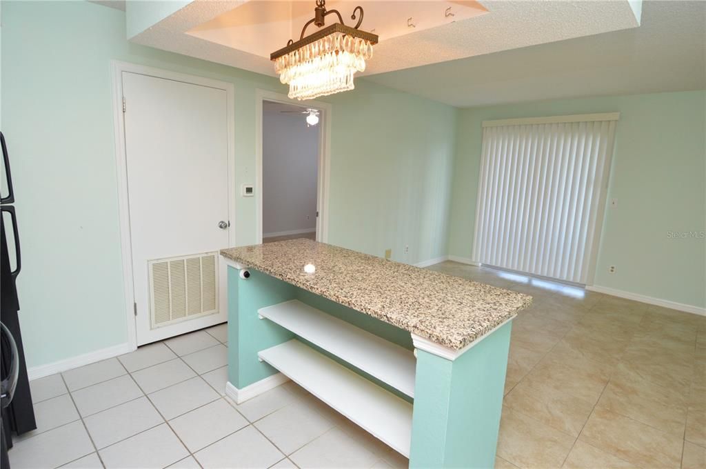 Active With Contract: $1,365 (1 beds, 1 baths, 500 Square Feet)