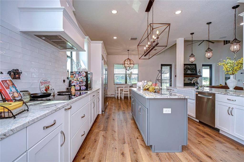 Spacious gourmet kitchen!