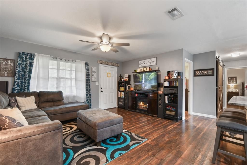 Active With Contract: $245,000 (2 beds, 1 baths, 1000 Square Feet)