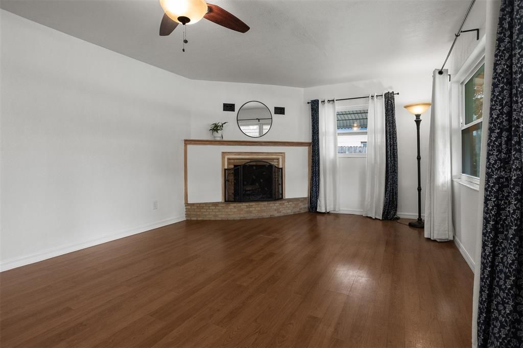 For Rent: $2,500 (3 beds, 2 baths, 1289 Square Feet)