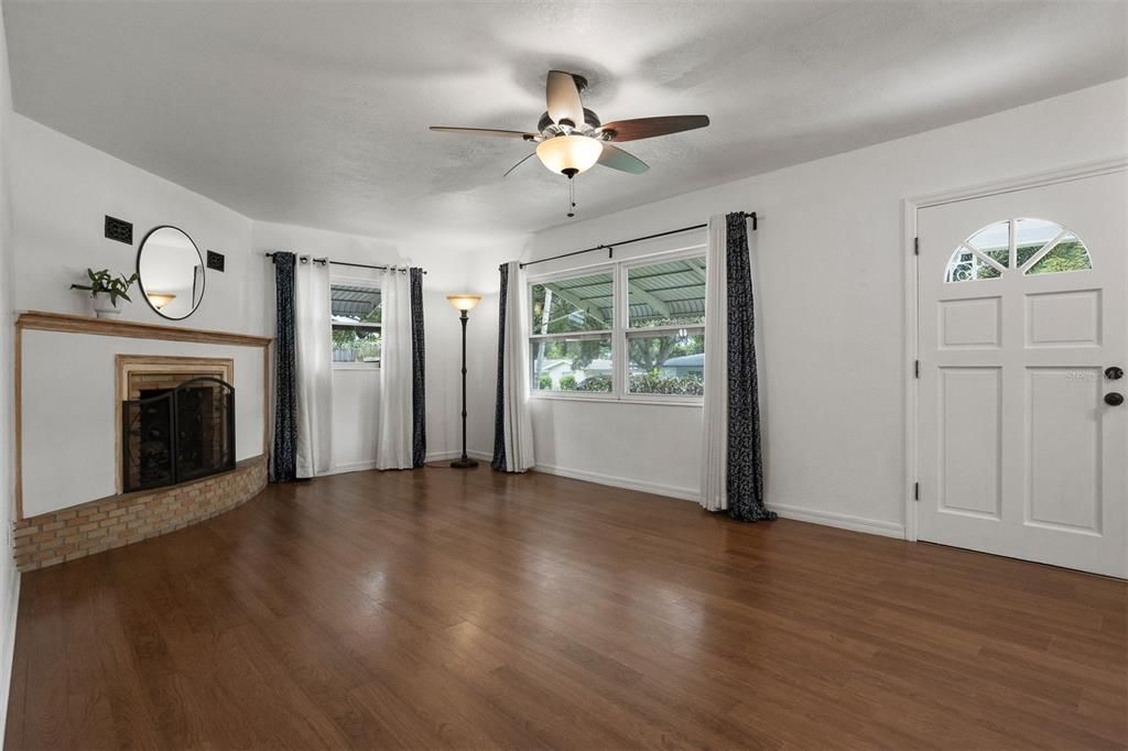 For Rent: $2,500 (3 beds, 2 baths, 1289 Square Feet)