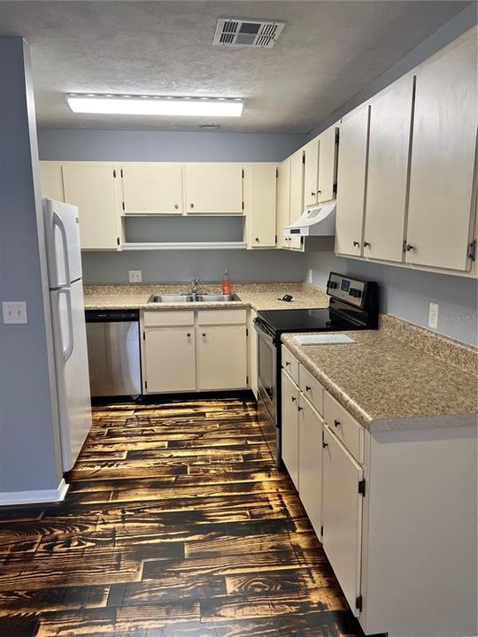 For Rent: $1,500 (2 beds, 1 baths, 819 Square Feet)