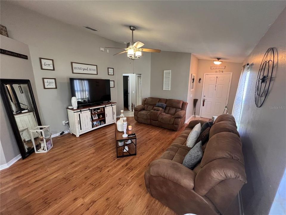 For Sale: $312,990 (3 beds, 2 baths, 1275 Square Feet)