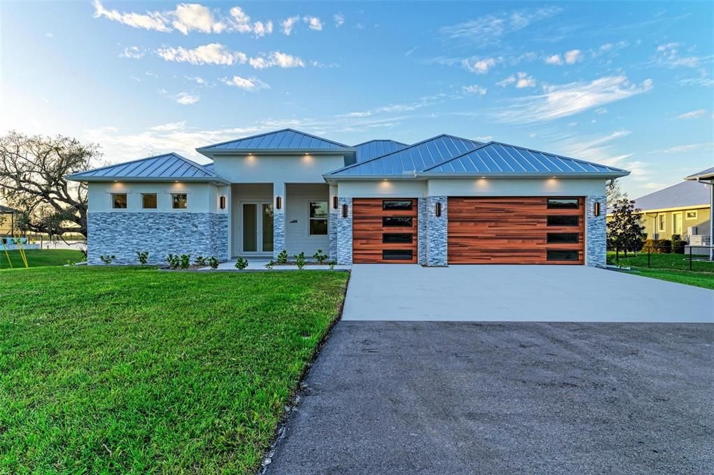 For Sale: $2,000,000 (3 beds, 3 baths, 2369 Square Feet)