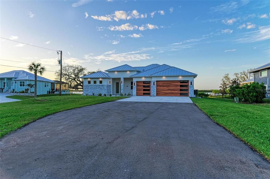 For Sale: $2,000,000 (3 beds, 3 baths, 2369 Square Feet)