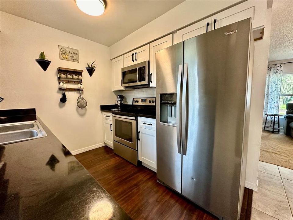 For Sale: $278,000 (2 beds, 1 baths, 1008 Square Feet)