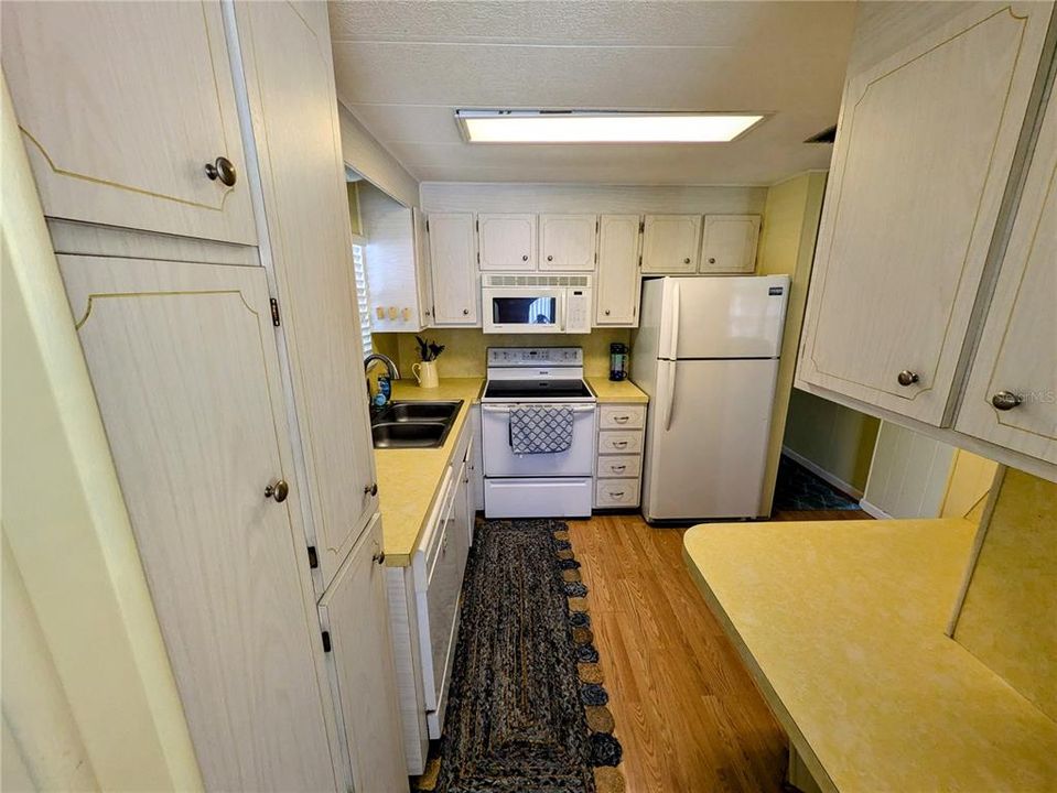 For Sale: $159,000 (2 beds, 2 baths, 912 Square Feet)