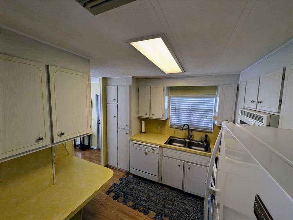 For Sale: $159,000 (2 beds, 2 baths, 912 Square Feet)