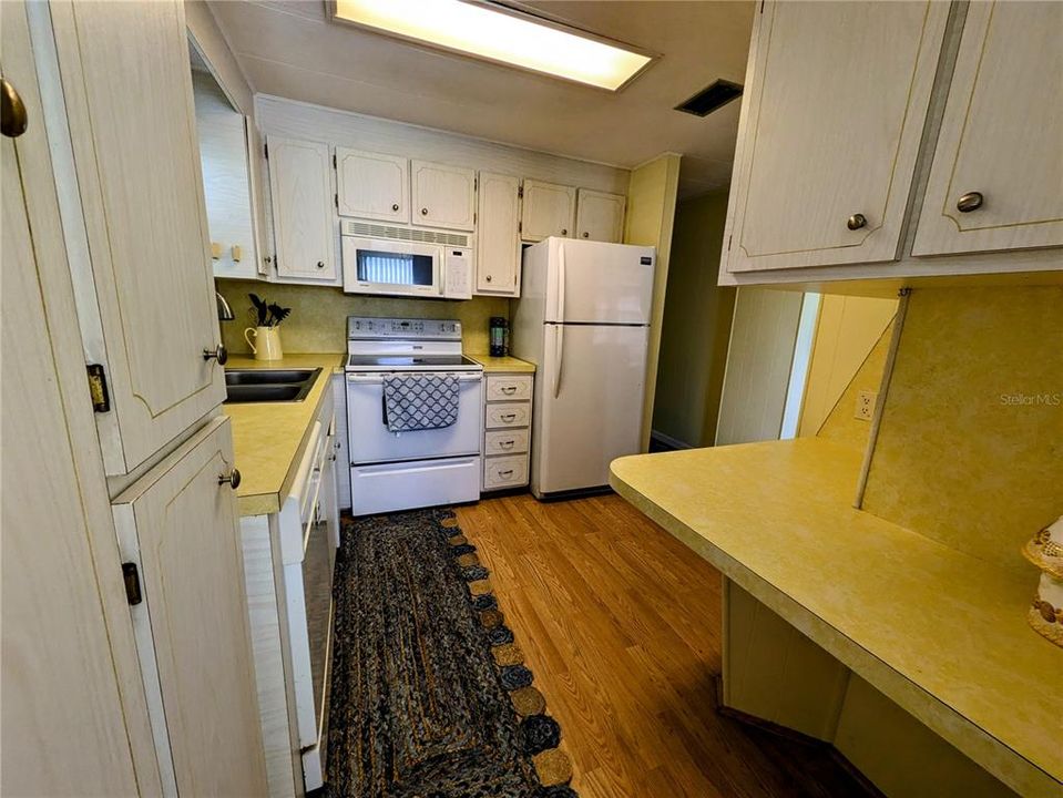 For Sale: $159,000 (2 beds, 2 baths, 912 Square Feet)