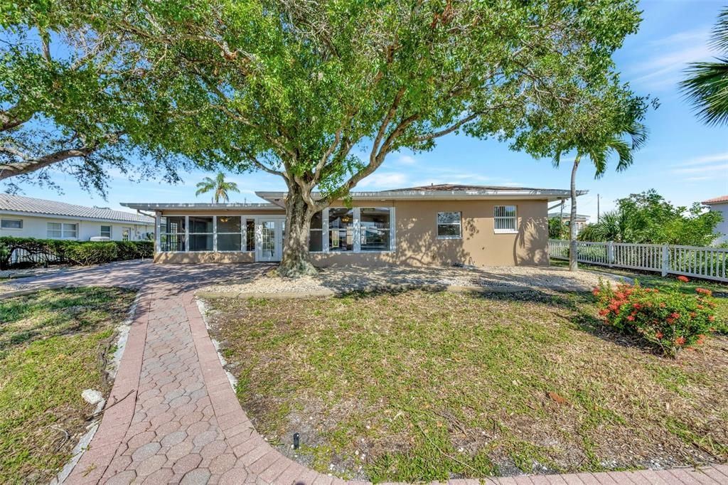 For Sale: $1,599,000 (3 beds, 2 baths, 2366 Square Feet)